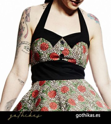 Detalle de una pieza de ropa vintage donde se muestra un vestido años 50 con estampado de leopardo y rosas rojas