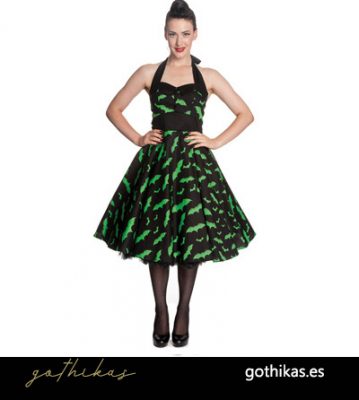 Mujer con vestido vintage para fiesta de Halloween con murcielagos verdes