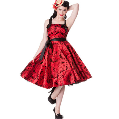 Mujer con vestido pin up rojo años 50