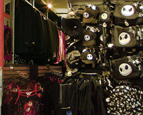 Tienda gótica en la foto se ve las estanterías de la tienda Gothikas con ropa heavy, dark, emo y pin up